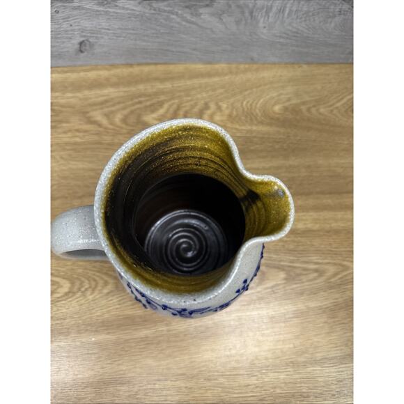 1992 Salmon Falls Salt Glaze Stoneware 2 Qt Pitcher – Blue Berry Vine – 7-3/8” - Picture 4 of 12